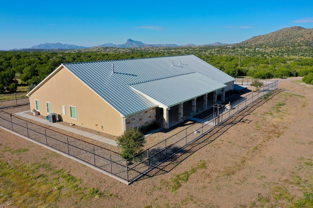 906 Mile High Rd, Alpine, Texas image 9