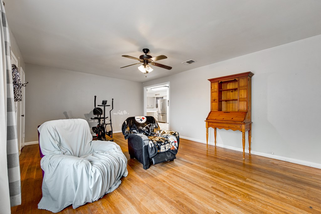 902 NW 3rd St, Andrews, Texas image 3