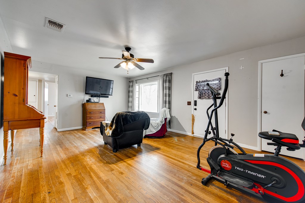 902 NW 3rd St, Andrews, Texas image 2