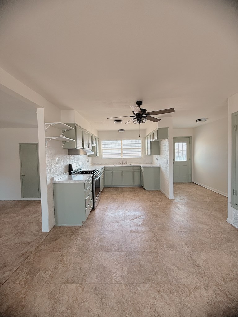 1302 NW 8th Place, Andrews, Texas image 4