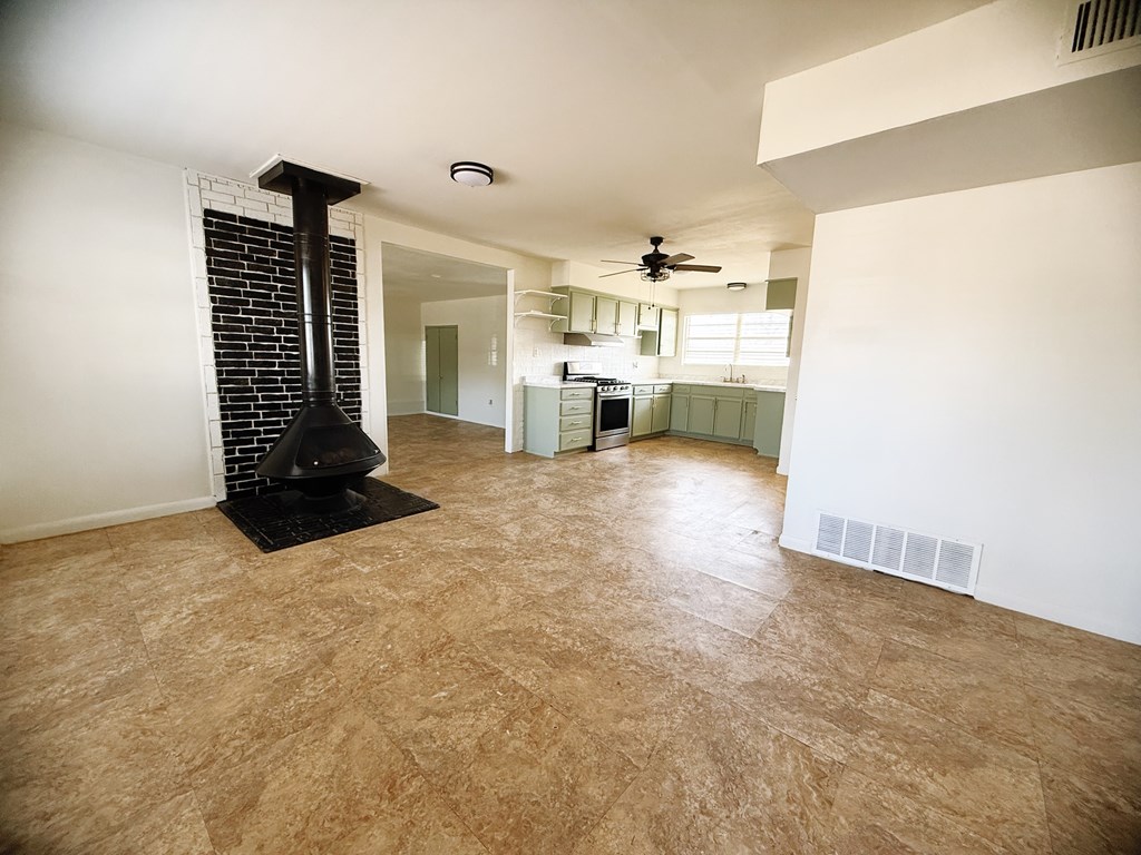 1302 NW 8th Place, Andrews, Texas image 6