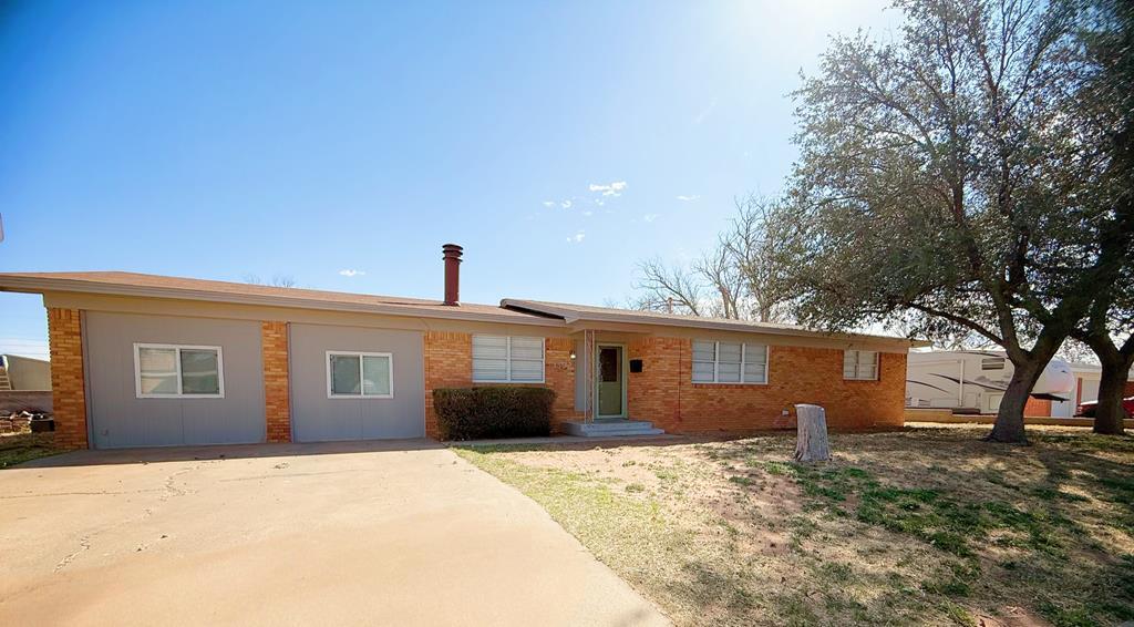 1302 NW 8th Place, Andrews, Texas image 2