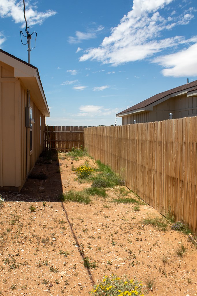 509 El Paso, Wickett, Texas image 12