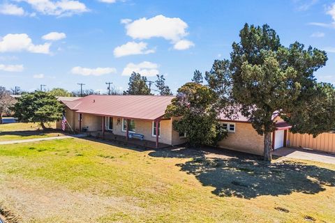 Homes For Sale - 917 16th St<br/> Seagraves, TX 79360