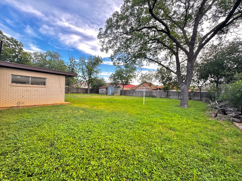535 N 4th St, Uvalde, Texas image 4