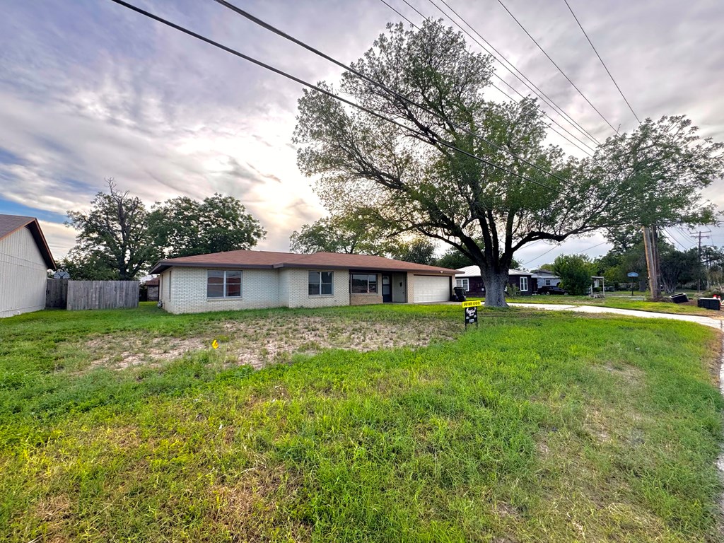 535 N 4th St, Uvalde, Texas image 2