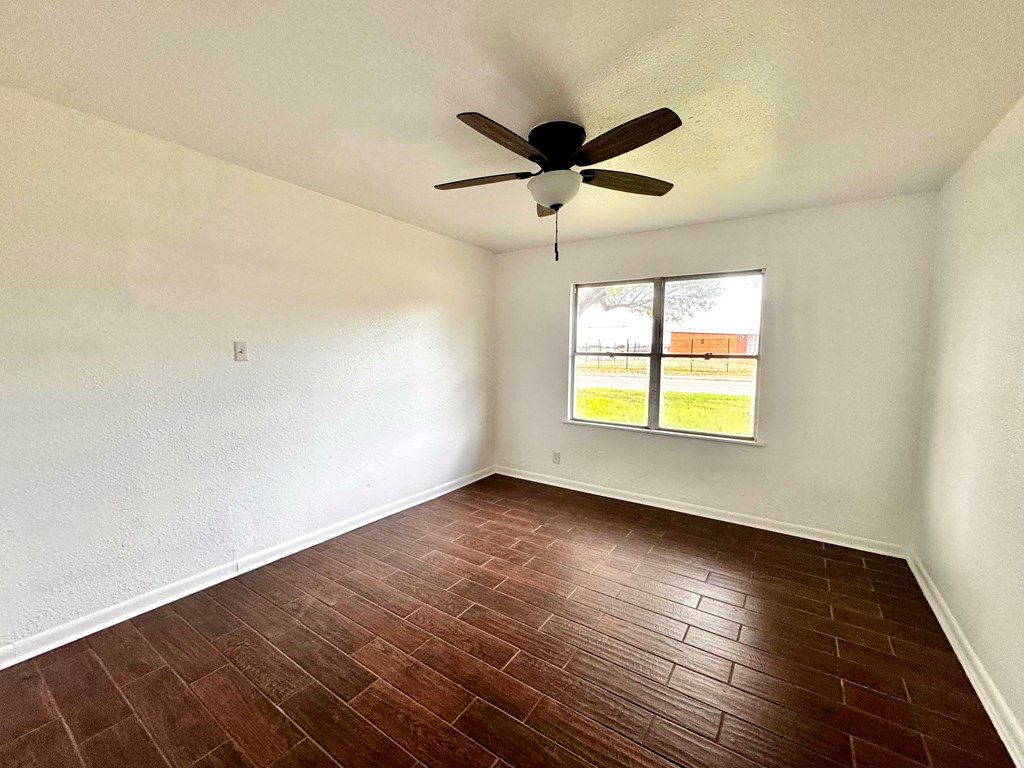 535 N 4th St, Uvalde, Texas image 25