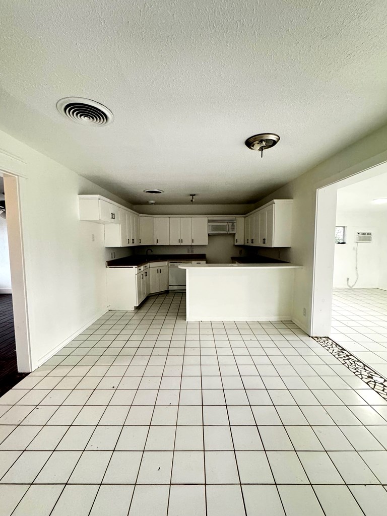 535 N 4th St, Uvalde, Texas image 9