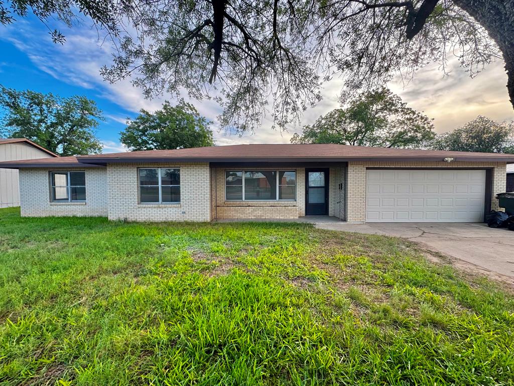 535 N 4th St, Uvalde, Texas image 1