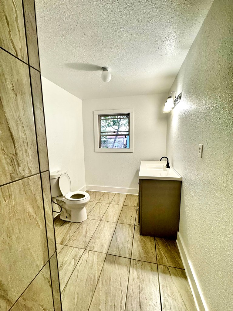 535 N 4th St, Uvalde, Texas image 14