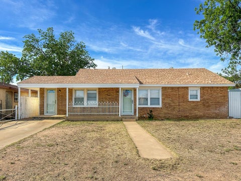 Homes For Sale - 405 SW Ave D<br/> Seminole, TX 79360