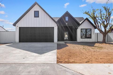 Homes For Sale - 707 NW 6th St<br/> Andrews, TX 79714