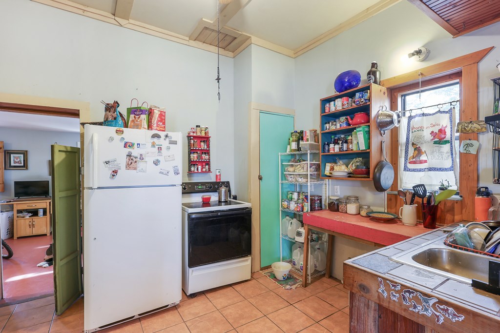 106 SE 4th St, Marathon, Texas image 6