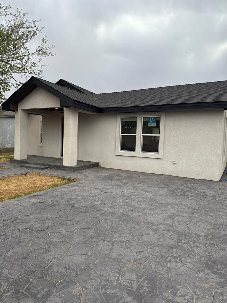 1104 S Mary St, Crane, Texas image 2