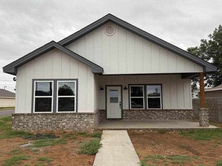 Photo 1 of 15 — 812 NW 1st, Andrews, TX 79714