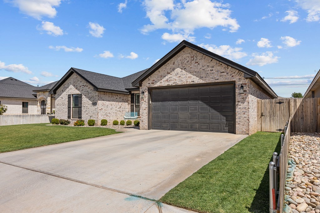 8 NW Sarai Circle, Andrews, Texas image 3