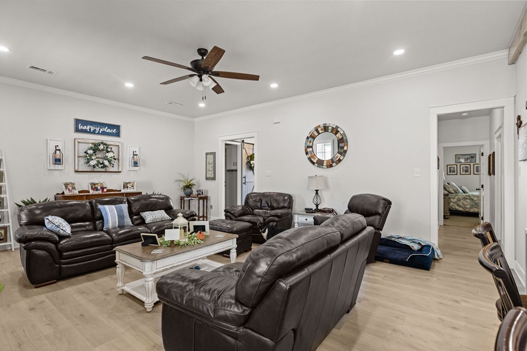 8 NW Sarai Circle, Andrews, Texas image 8