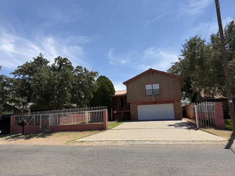 Homes For Sale - 108 A E 20th St<br/> Crane County, Crane, TX 79731