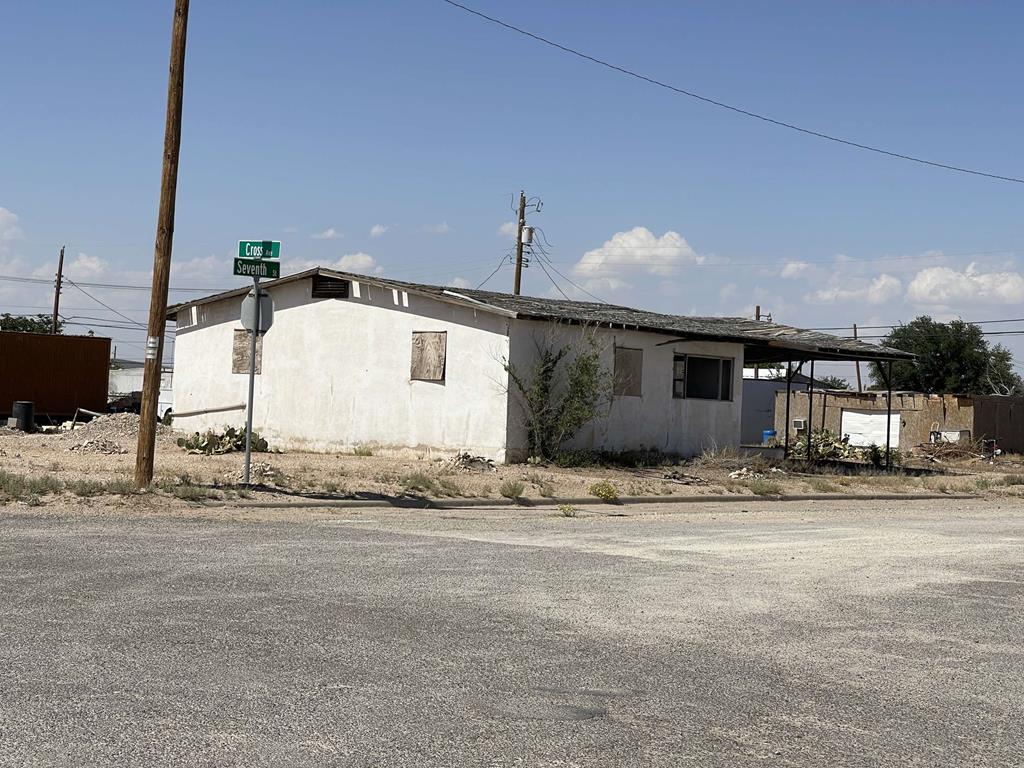 701 N Cross, Wink, Texas image 1