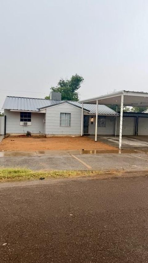 Homes For Sale - 616 N Ave B<br/> Winkler County, Kermit, TX 79745