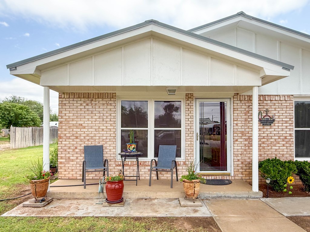 321 SW Ave I, Seminole, Texas image 2