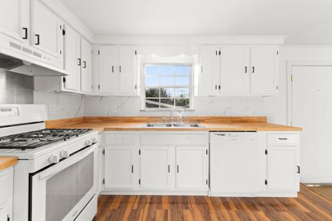 Tiny photo for 1215 Turner Street, Ashland, KY 41101 (MLS # 60224)