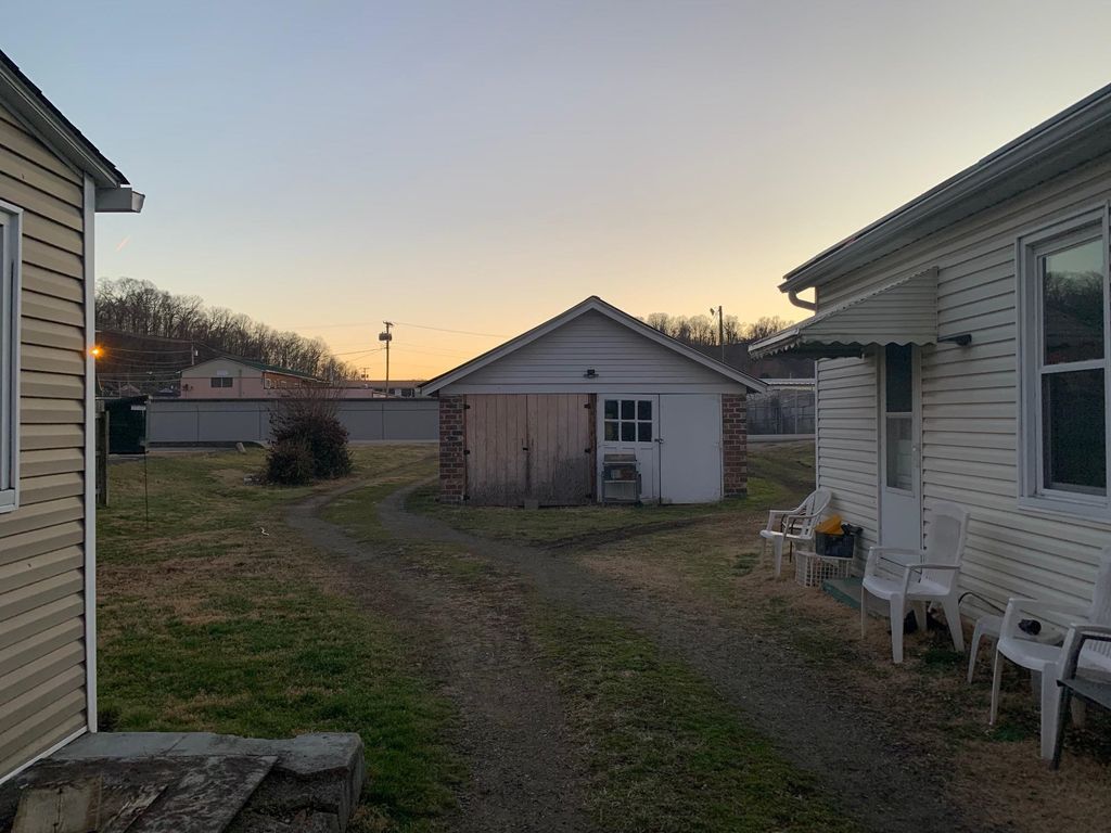 Photo of 28402836 Carter Avenue, Ashland, KY 41101 (MLS # 60184)
