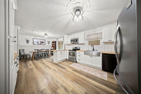 Tiny photo for 439 Rivendell Road, Ashland, KY 41102 (MLS # 60201)