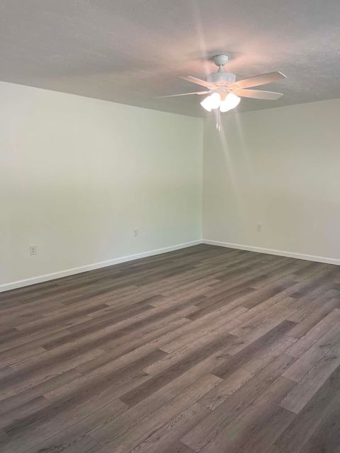 Tiny photo for 800 Riverside Drive, Worthington, KY 41183 (MLS # 60476)