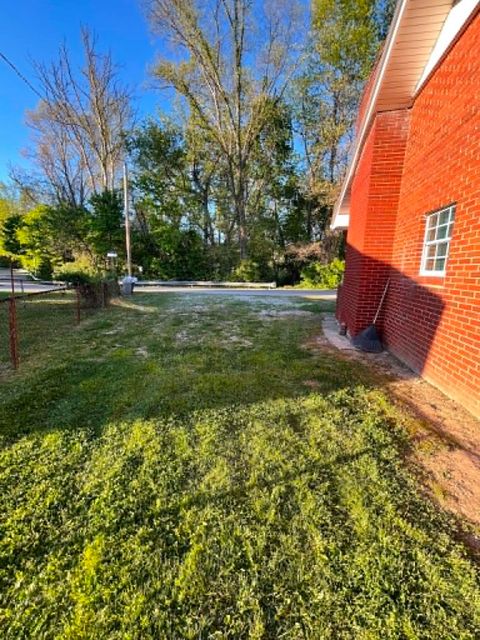 Tiny photo for 800 Riverside Drive, Worthington, KY 41183 (MLS # 60476)