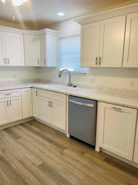 Tiny photo for 800 Riverside Drive, Worthington, KY 41183 (MLS # 60476)