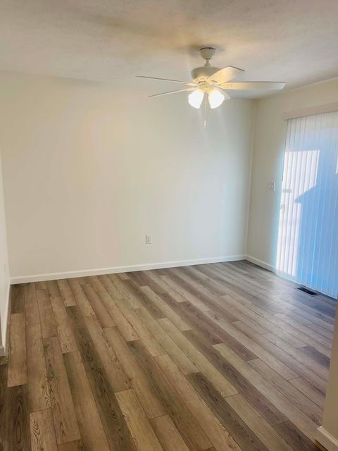 Tiny photo for 800 Riverside Drive, Worthington, KY 41183 (MLS # 60476)