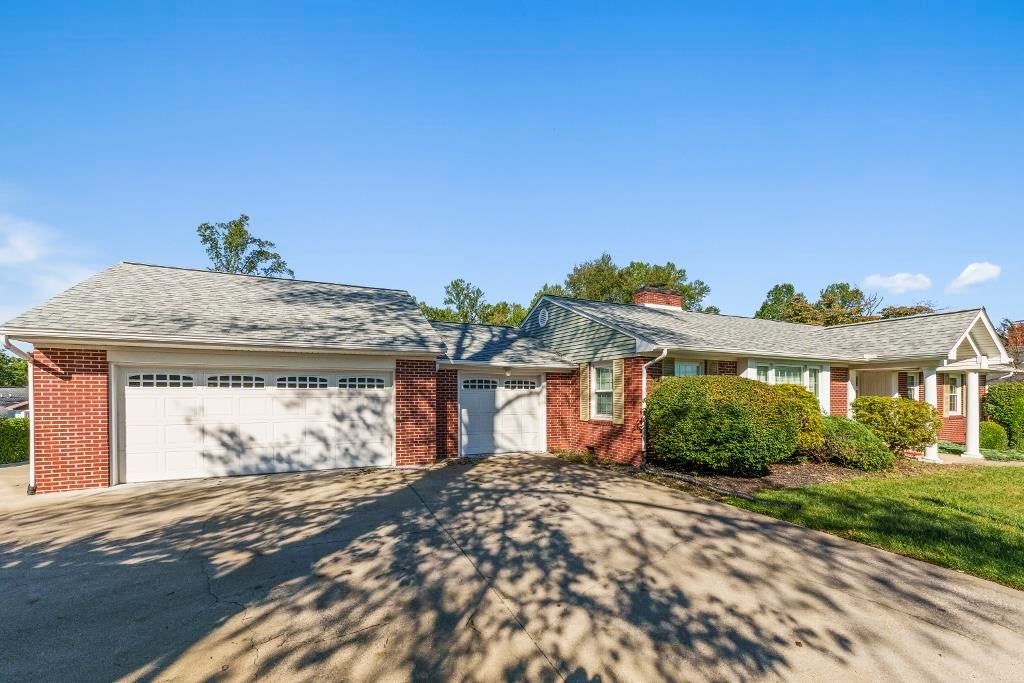 Photo of 111 Country Club Drive Dr, Ashland, KY 41101 (MLS # 61467)