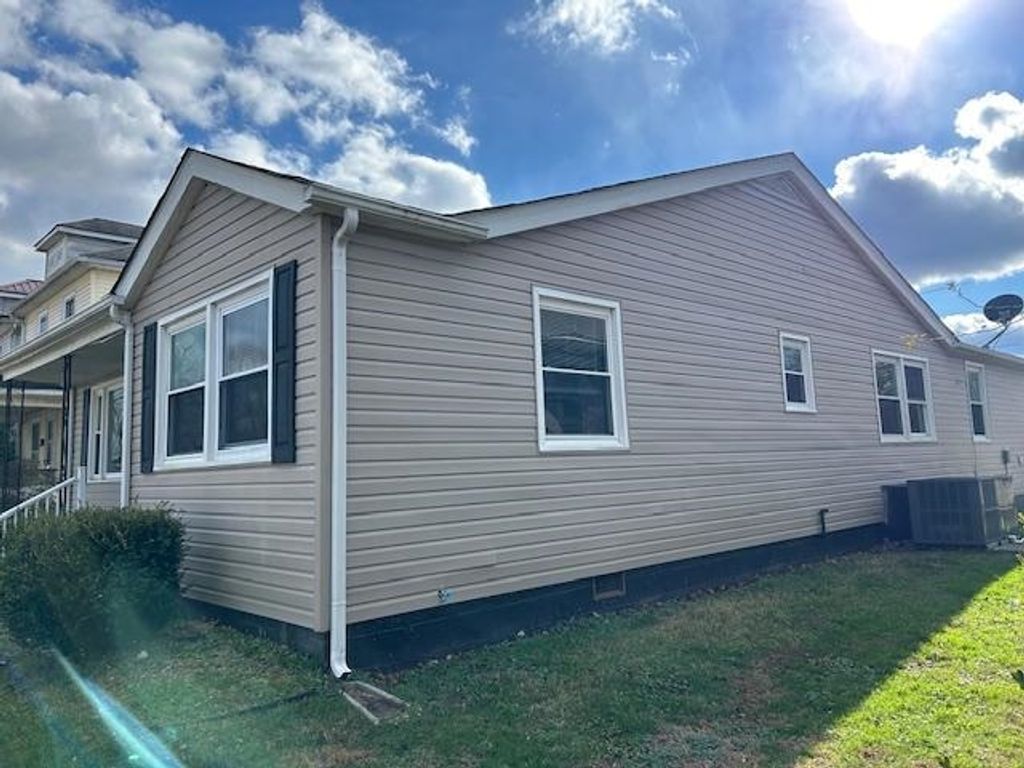 Photo of 3228 Hackworth St, Ashland, KY 41101 (MLS # 59881)