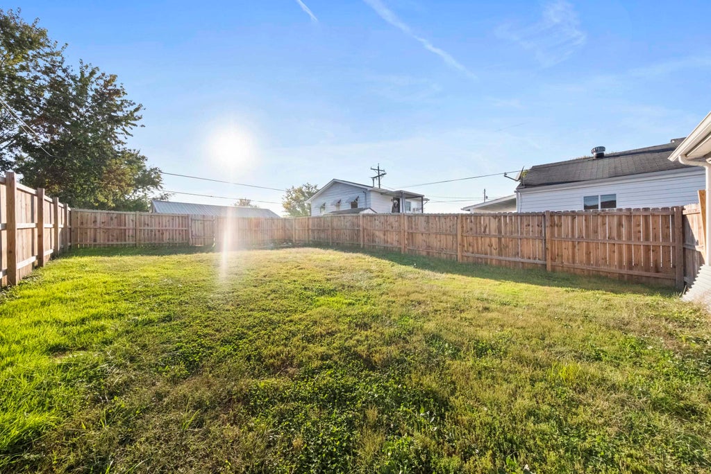 Photo of 1004 Court St. ST, Worthington, KY 41183 (MLS # 61423)