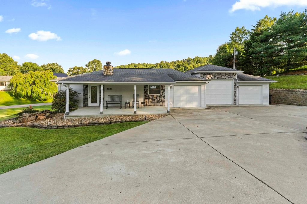 Photo of 1004 Lynn Court, Russell, KY 41169 (MLS # 59118)