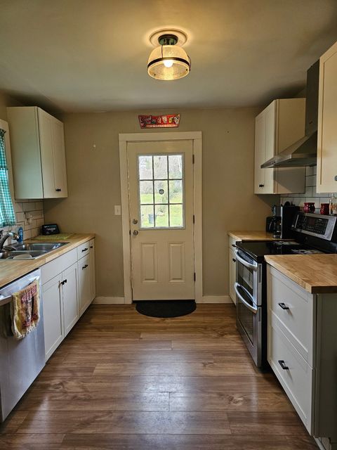 Tiny photo for 2915 Dawes Street, Ashland, KY 41101 (MLS # 60458)