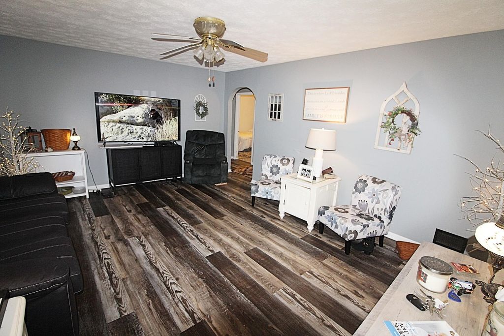 Photo of 1121 Market Street, Worthington, KY 41183 (MLS # 60039)