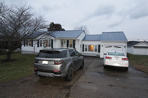 Photo of 1121 Market Street, Worthington, KY 41183 (MLS # 60039)