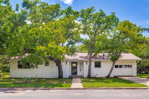 Photo of 109 Glenwood Dr, Fredericksburg, TX 78624 (MLS # 104693)