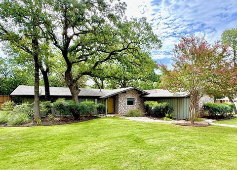 Photo of 202 Tanglewood Dr, Fredericksburg, TX 78624 (MLS # 97672)
