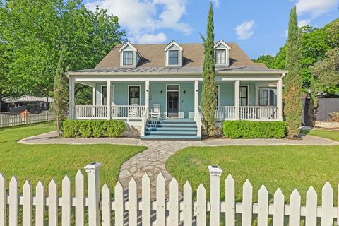 Photo of 419 E Travis St, Fredericksburg, TX 78624 (MLS # 104489)