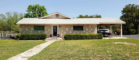 Photo of 702 E Schubert St, Fredericksburg, TX 78624 (MLS # 98825)