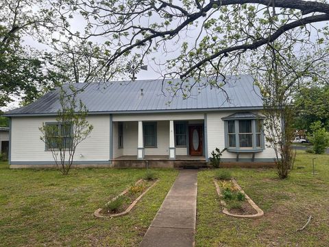 Photo of 211 W Hackberry St, Fredericksburg, TX 78624 (MLS # 104477)