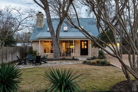 Photo of 205 E Centre St, Fredericksburg, TX 78624 (MLS # 101649)