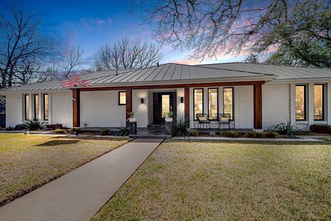 Photo of 107 Glenwood Dr, Fredericksburg, TX 78624 (MLS # 103888)