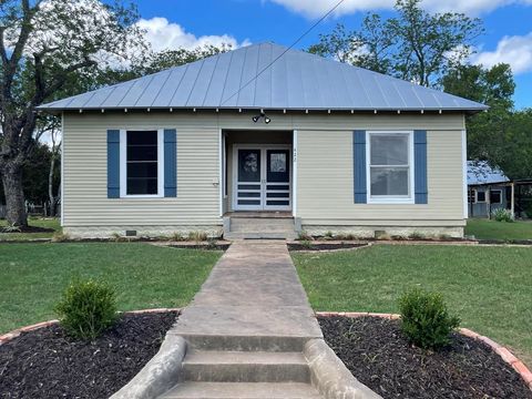 Photo of 422 S Orange St, Fredericksburg, TX 78624 (MLS # 103907)