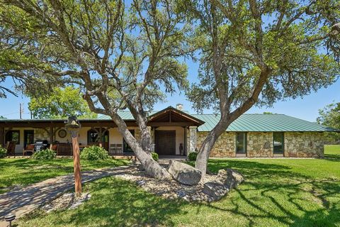 Photo of 722 W Lacey Oak Pkwy, Kerrville, TX 78028 (MLS # 104492)