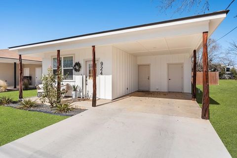 Photo of 924 Apple St, Fredericksburg, TX 78624 (MLS # 100506)