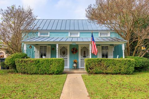 Photo of 606 N Adams St, Fredericksburg, TX 78624 (MLS # 99220)